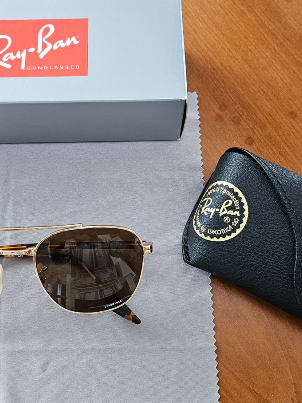 Unisex Ray-Ban Polarized Gold Frame Sunglasses With Chromatic Lenses - Picture 14 of 15